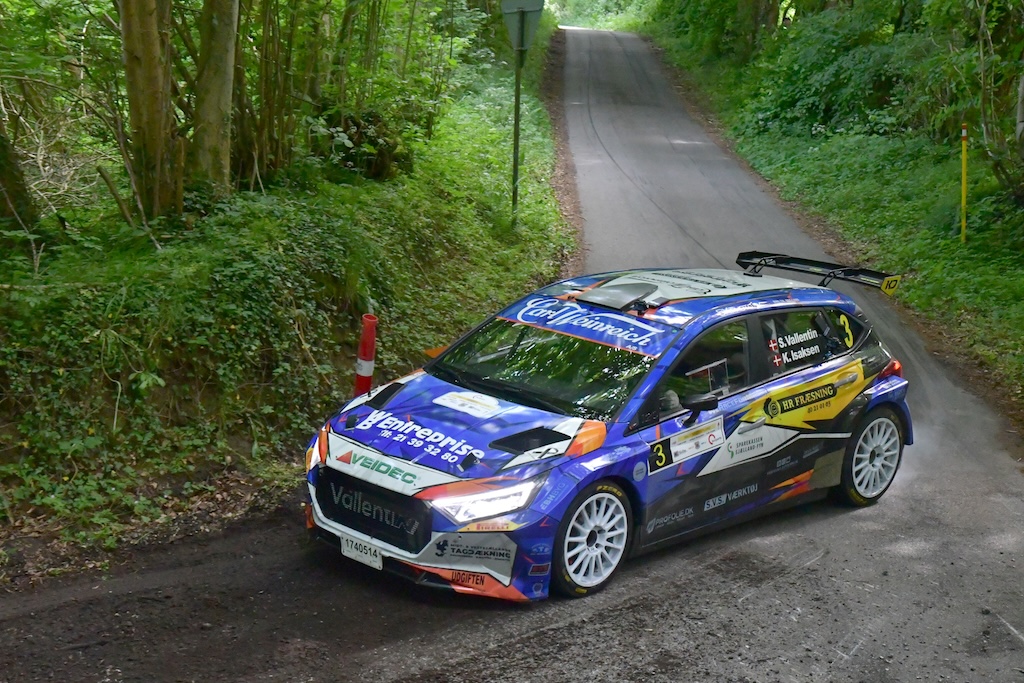 Simon Vallentin og Karsten Isaksen gav i deres Hyundaio i20N Rally2 vindeholdet kamp til målstregen.
(Foto: Morten Dam)